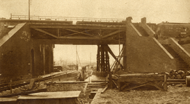 809774 Gezicht op het viaduct van het Kruispunt Beugen, tijdens herstel van de schade na de watersnood van 1926.